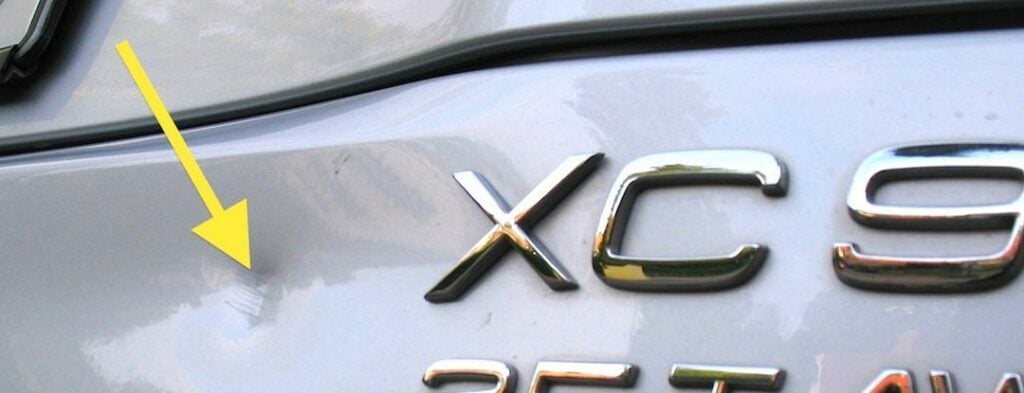 På en engelsk bil är en parkeringsskada ganska sällsynt, medan en tredjedel av de italienska bilarna är skadade.