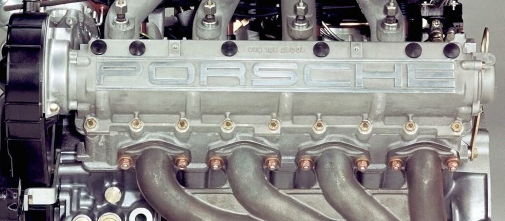 För att uppnå en högre toppeffekt behövs större motorvolym och Porsches boxeråtta skulle bli 5,0 liter. På bilden ett av topplocken på Porsches V8-motor i 928:an