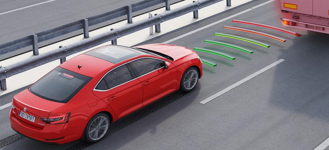 En röd bil kör på en motorväg tillsammans med en röd buss. (AI text)