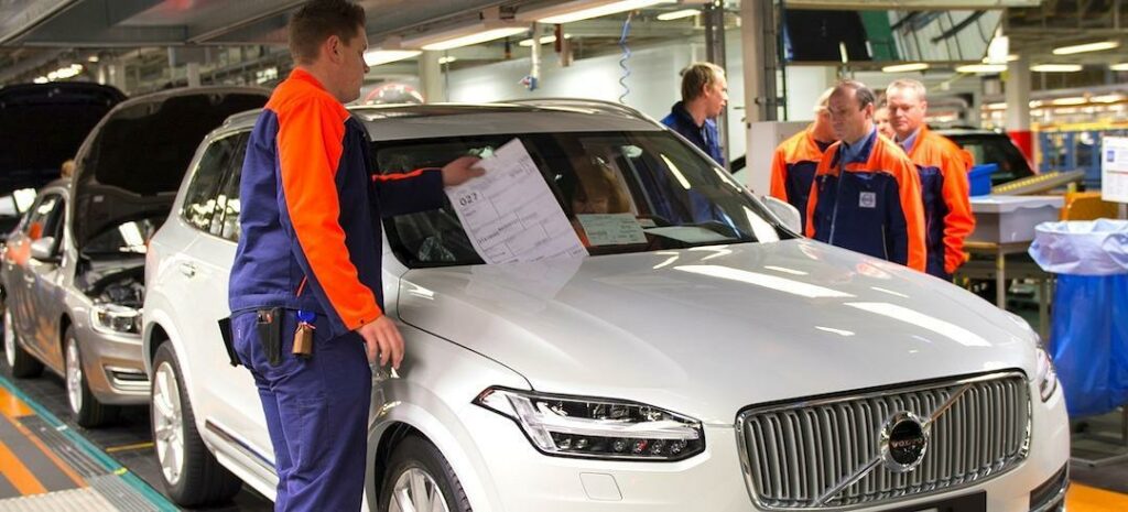 Nya XC90 ger Volvo trevliga bekymmer, nu gäller det att jobba in alla förhandsbeställningar. 1.500 nya jobb skapas med tredje skiftet.