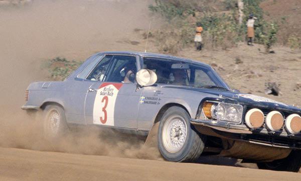 En Mercedes-Benz SL 230-rallybil kör nerför en grusväg. (AI text)
