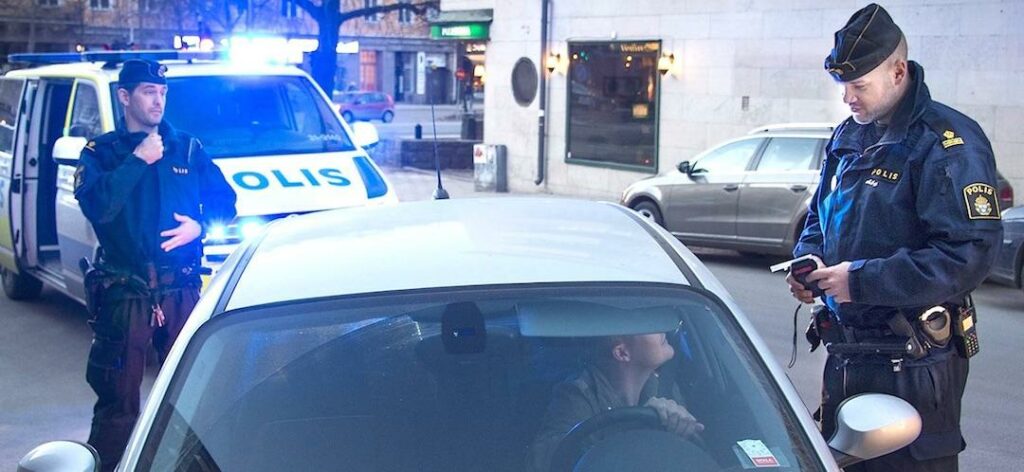 Ska du köra bil senare under dagen – drick inte alls. Blev det några glas för mycket igår – låt bilen stå dagen efter. Två enkla regler.