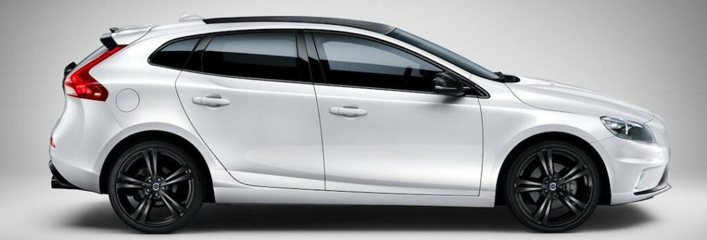 En vit Volvo V40 på en grå bakgrund. (AI text)