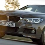 BMW 3-serien Gran Coupé kör ner vägen. (AI text)