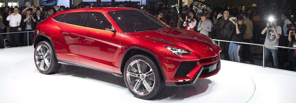 En röd Lamborghini SUV utställd på den kinesiska bilutställningen. (AI text)