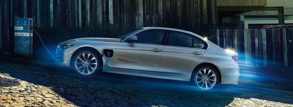 BMW I8 står parkerad på en backe (AI text)