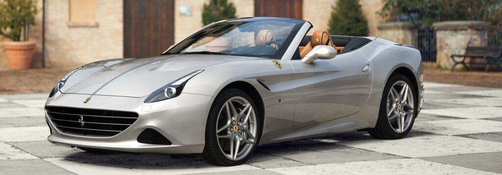 En Ferrari California parkerad framför ett hus. (AI text)