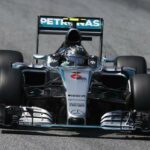 Mercedes-Benz F1-bil kör på banan. (AI text)