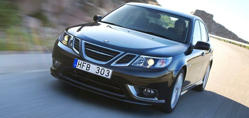 En svart bil kör nerför en bergsväg. (AI text)