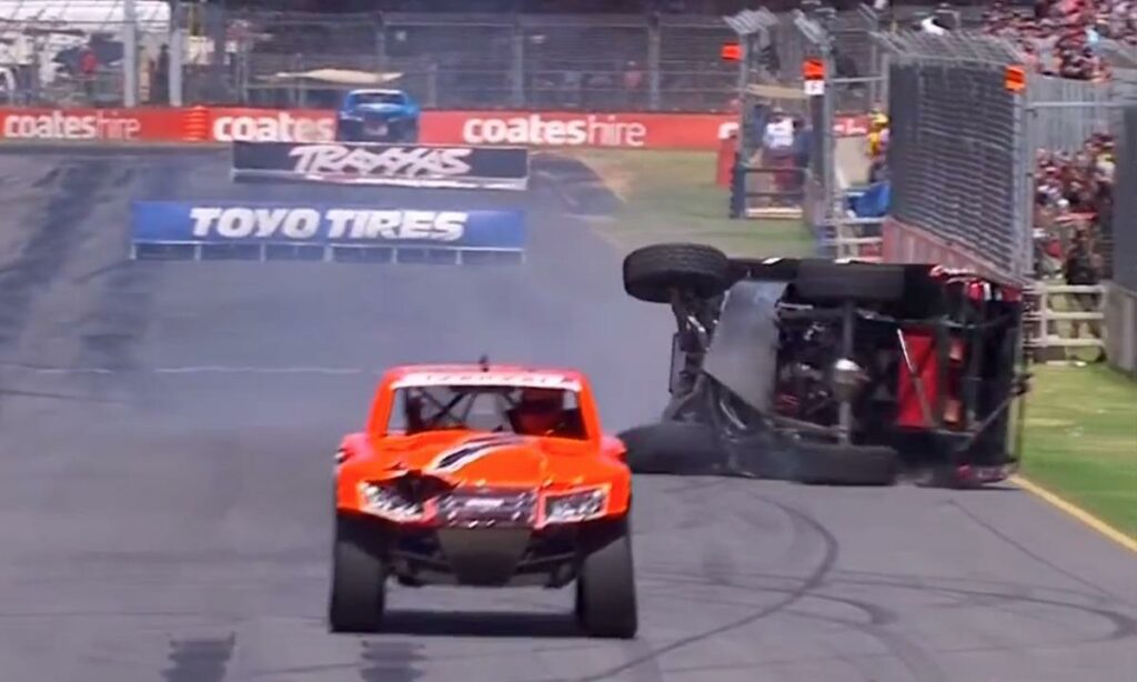 En racerbil kraschar in i en vägg. (AI text)