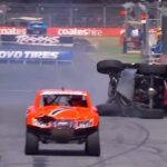 En racerbil kraschar in i en vägg. (AI text)