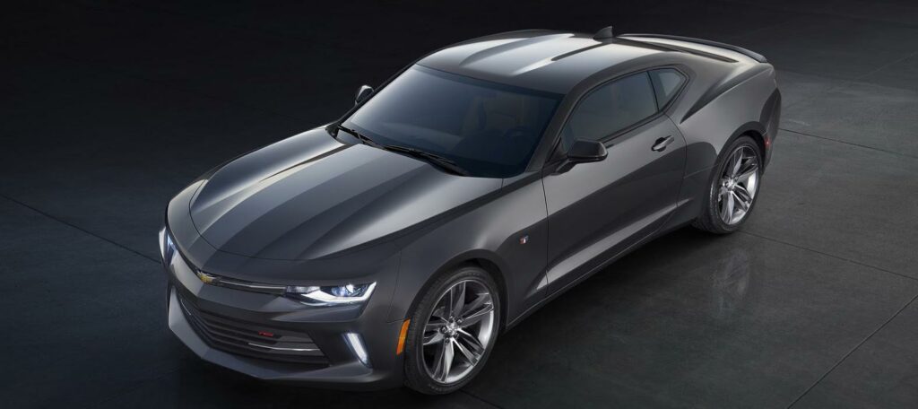 Nya Chevrolet Camaro visades upp under lördagkvällen och börjar säljas i Europa 2016. GM skryter mycket om den förbättrade aerodynamiken och den lägre tjänstevikten i pressmaterialet – jämfört med gamla Camaro är viktbesparingen omkring 90 kilo.