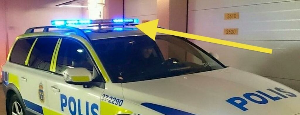 Det fasta, blå skenet ska visa på polisens närvaro och därigenom skapa trygghet. Men vad tycker du? Flipp eller flopp?