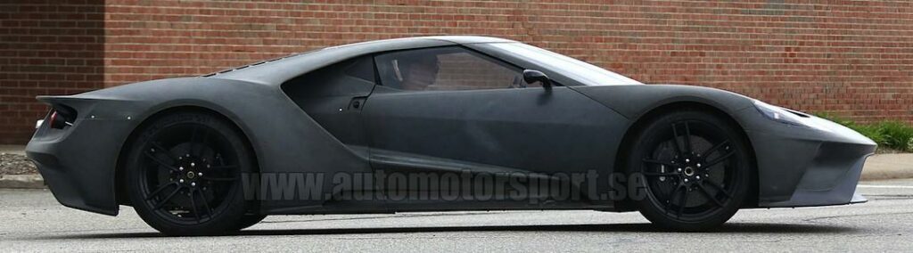 Släktskapet med Ford GT40 är tydligt i den här vinkeln men nya GT har spenderat mycket mer tid i vindtunneln.