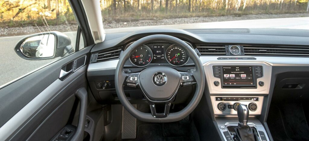 Inredningen av en Volkswagen Passat (AI text)