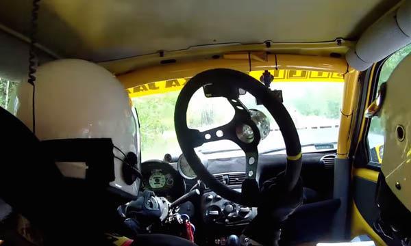 en racer i en racerbil (AI text)