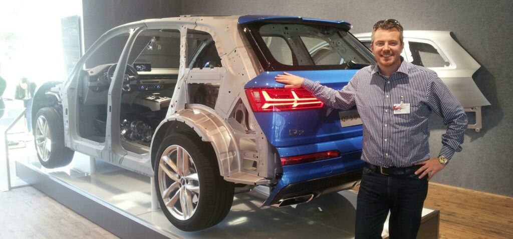 Audi Q7 har blivit betydligt lättare än den tidigare modellen och det demonstreras med en genomskinlig modell. "Däremot är sju säten inte standard", säger auto motor & sports testchef Mikael Johnsson.