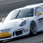 En vit Porsche GT3 RS tävlar på en racerbana. (AI text)