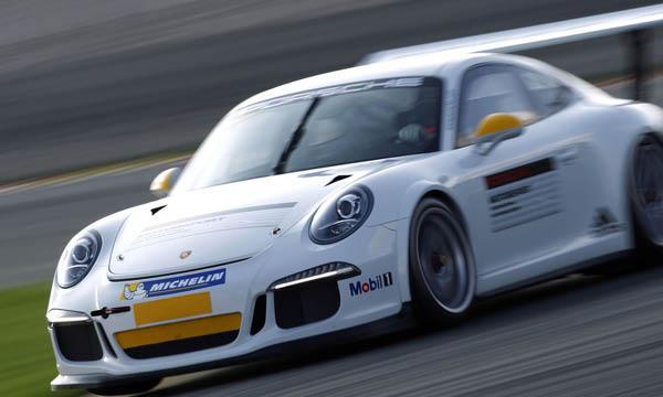 En vit Porsche GT3 RS tävlar på en racerbana. (AI text)