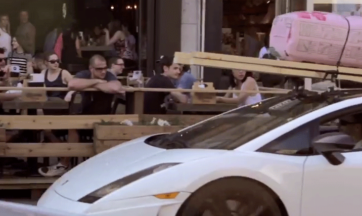 En vit Lamborghini GT4 parkerad på en gata. (AI text)