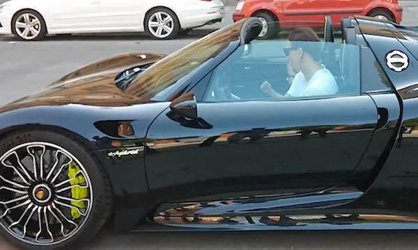 En svart Porsche Spyder parkerad i en garagehall. (AI text)