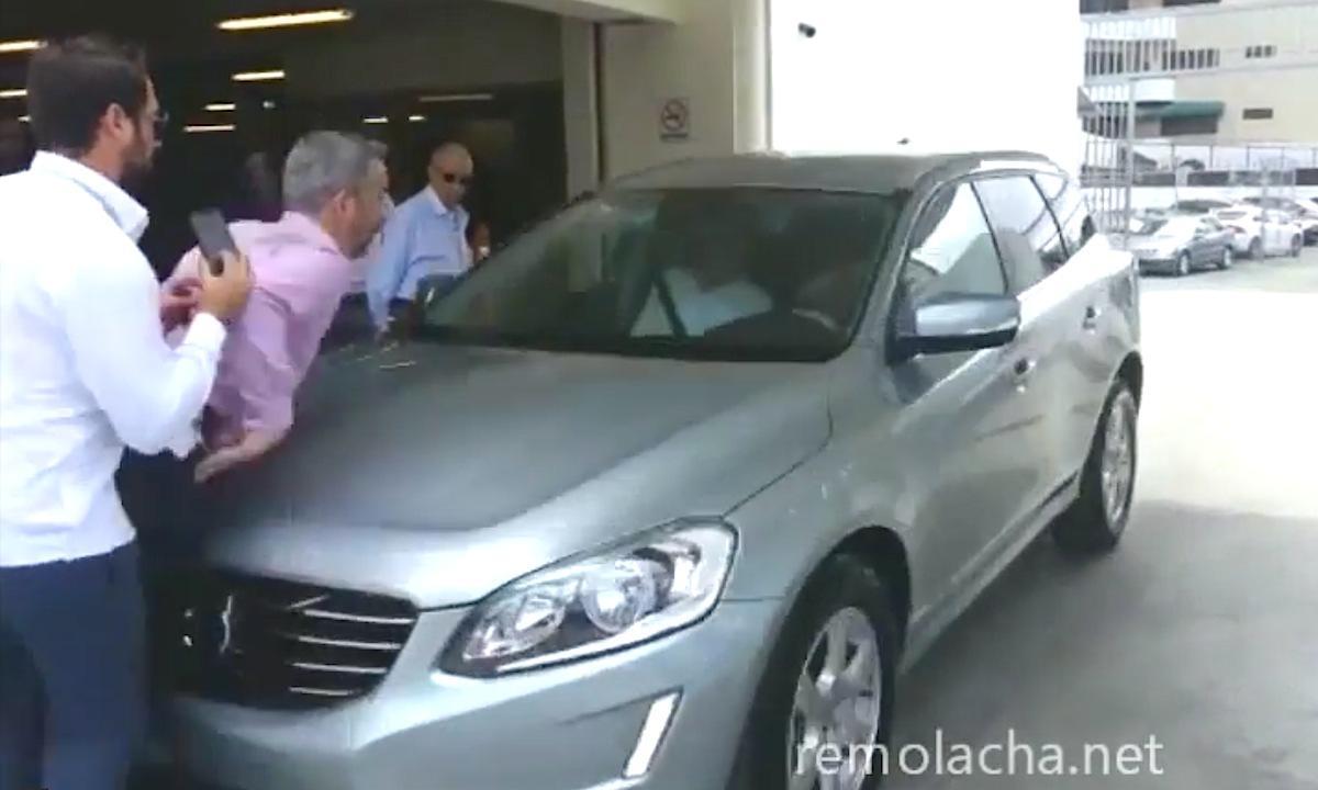 En man kliver upp i en bil. (AI text)