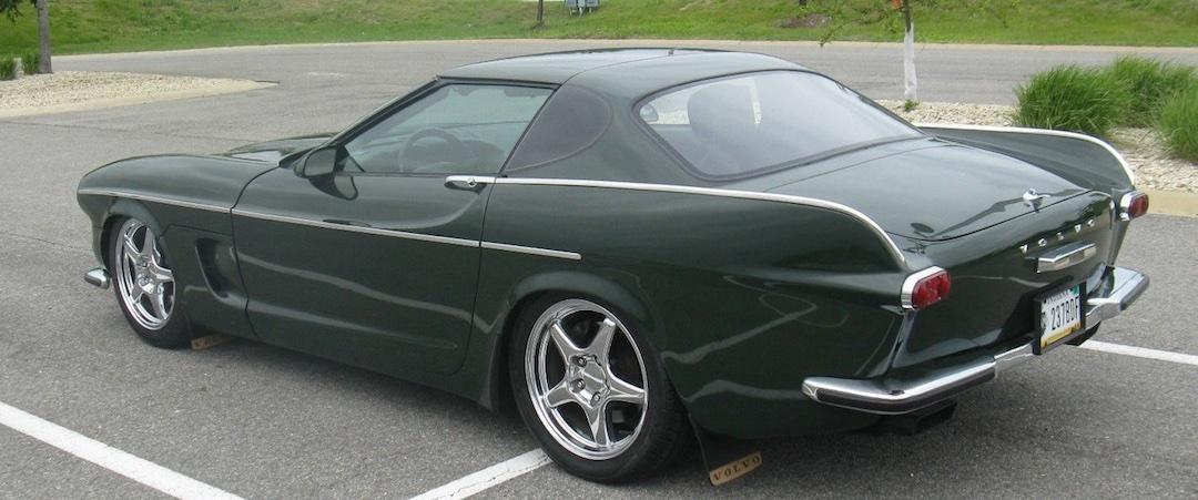 Stänklapparna med Volvo-emblem döljer ganska väl att det här är betydligt bredare hjul än P1800S hade 1967.