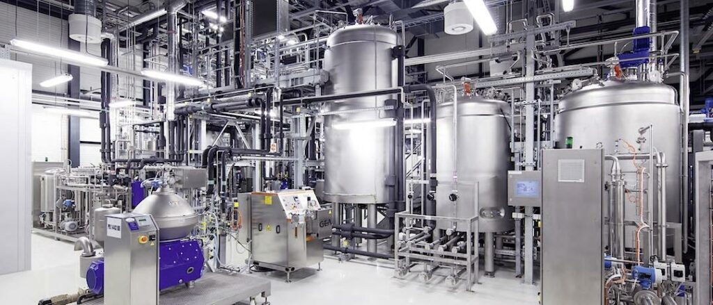 En fabrik med mycket maskiner och utrustning (AI text)