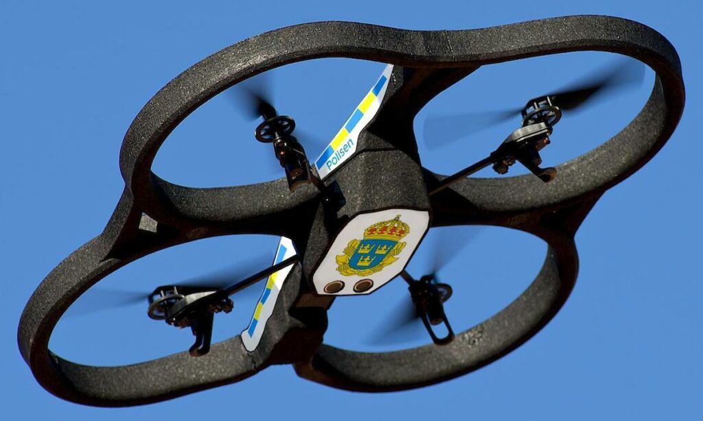 En polisdrone flyger i himlen. (AI text)