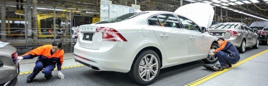 Volvo har nu fått upp tempot i Chengdu så pass att man kan starta exporten av S60L till USA. Där heter modellen S60 Inscription.