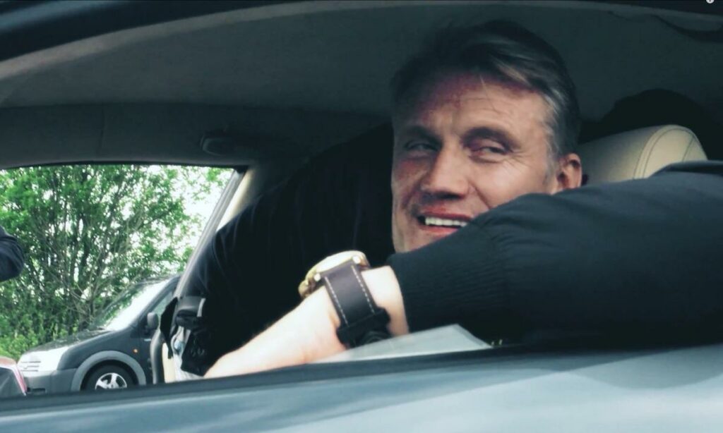 En man sitter i en bil. (AI text)