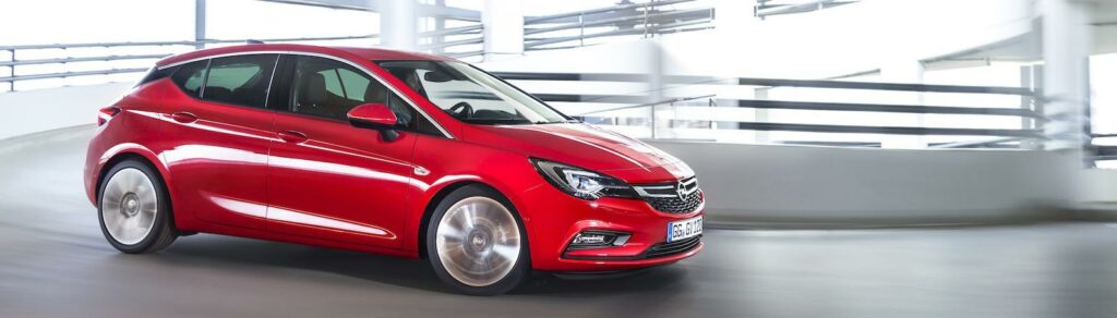 Ser du nyheterna? Opel Astra har bland annat fått en extra "designknick" vid C-stolpen. Premiär för nykomlingen blir i höst. Opel Astra har en lång tillvalslista med både parkeringsassistent, backkamera, adaptiv farthållare, autobroms och massagestolar med ventilation.