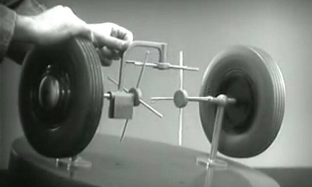 En man monterar en hjul på en bil. (AI text)