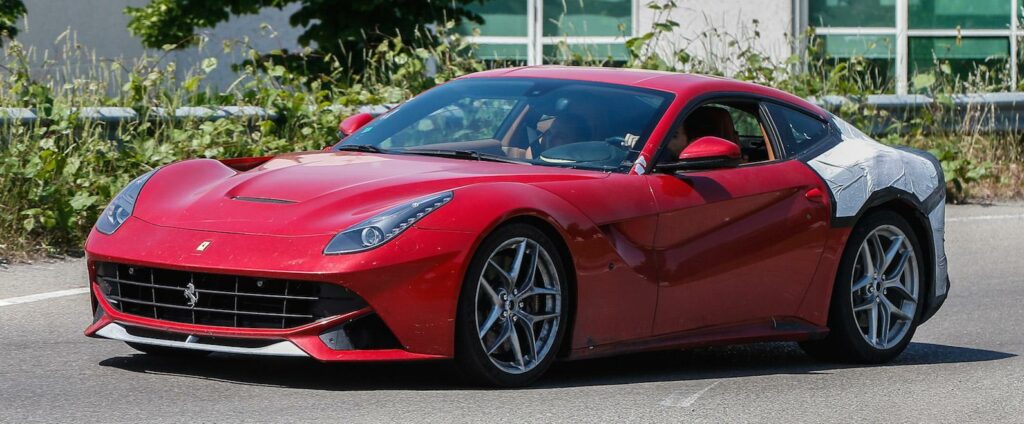 En Ferrari California GT kör längs en väg. (AI text)