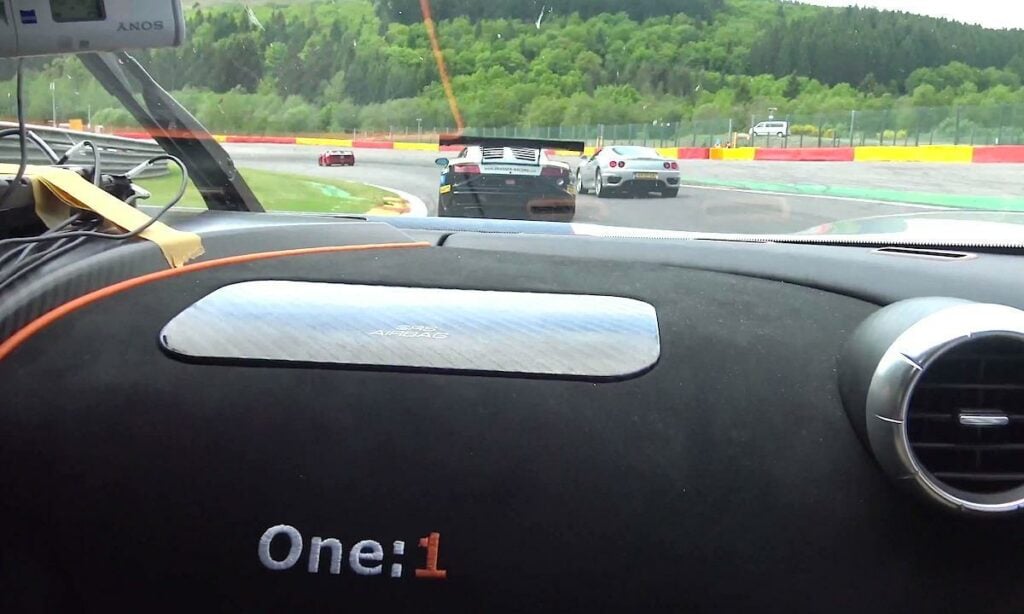 En racerbil kör på en bana. (AI text)