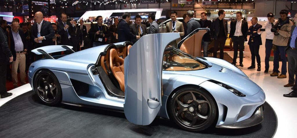 En grupp personer står runt omkring en bil. (AI text)