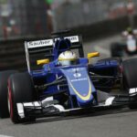 En racebil kör nerför banan. (AI text)