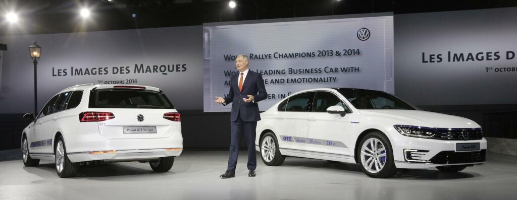 Tittar du noga ser du den blå dekorranden som Volkswagen har på elbilar och laddhybrider. Passat GTE får led-strålkastare som standard. Det finns också en app där föraren kan styra klimatanläggningen eller starta laddningen av batteriet på distans. Att ladda batteriet helt tar drygt fyra timmar i ett 230-voltsuttag. Det går snabbare med en så kallad wallbox: två och en halv timme.