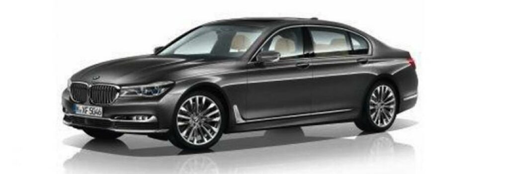 Bilden är lite grynig men nu kan vi bilda oss en första uppfattning om designen på nya BMW 7-serien. Vad tycker du? Använd gasa/bromsa knapparna.