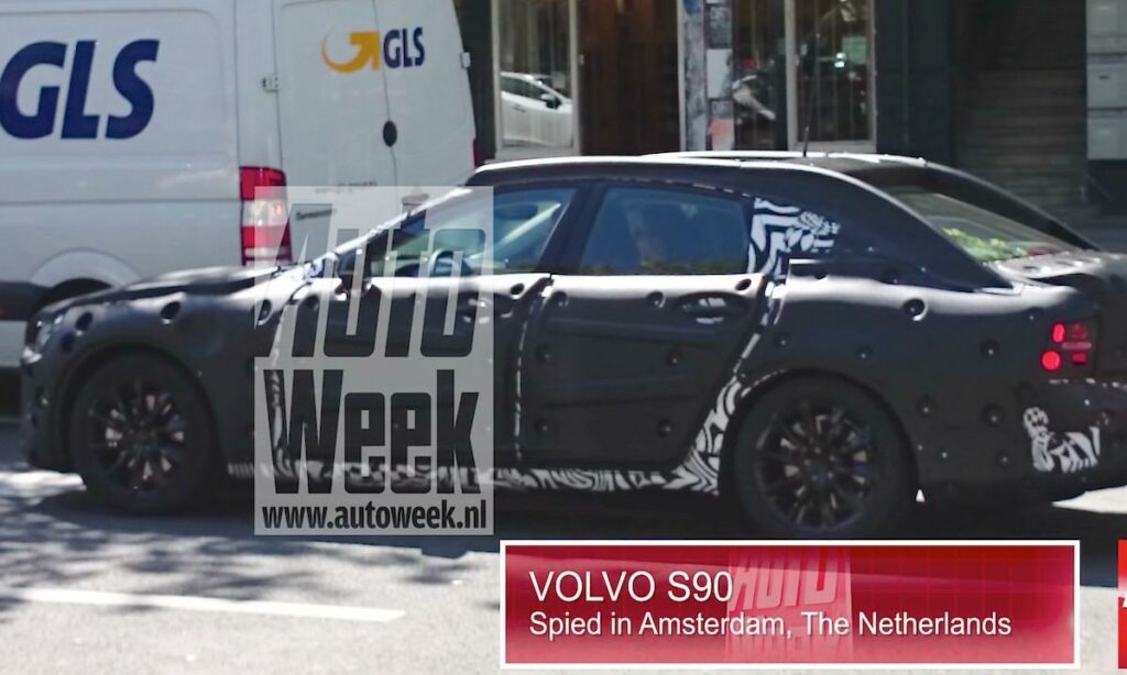 Ny Mercedes-Benz C-klass spåras i gömmeriet (AI text)