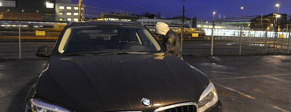 Biltjuvar letar efter tillfället, parkera i garage om möjligt och undvik ställen utan insyn. Biltjuven vill inte bli upptäckt.