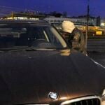 Biltjuvar letar efter tillfället, parkera i garage om möjligt och undvik ställen utan insyn. Biltjuven vill inte bli upptäckt.