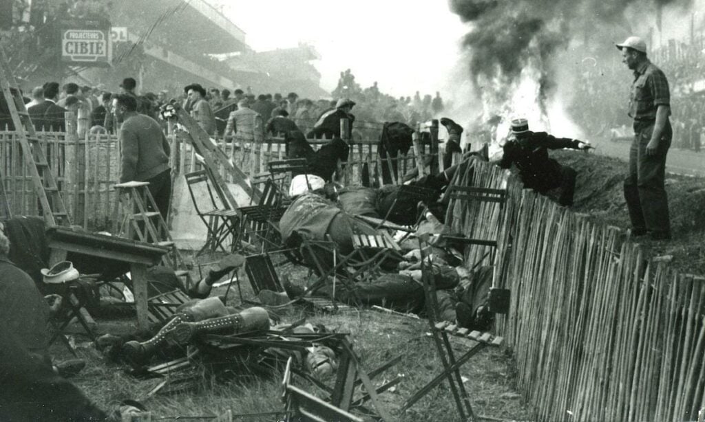 En skara människor tittar på en tävling. (AI text)