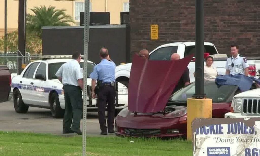 En polisbil är parkerad framför ett byggnad. (AI text)