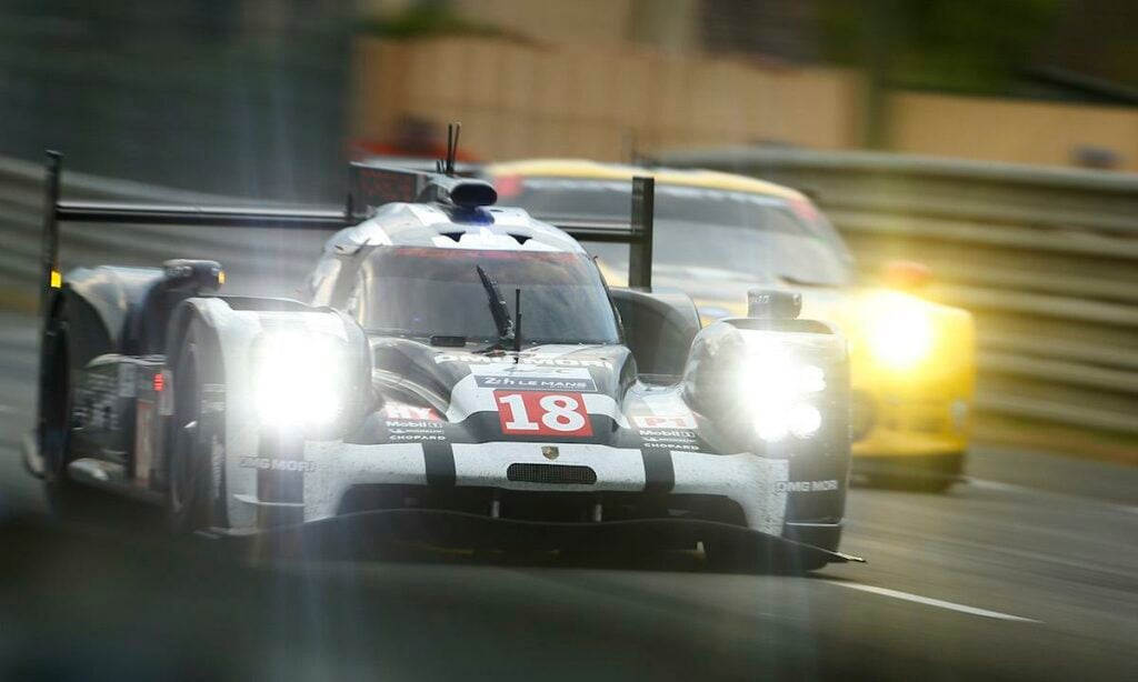 En racingbil kör nerför en racerbana. (AI text)