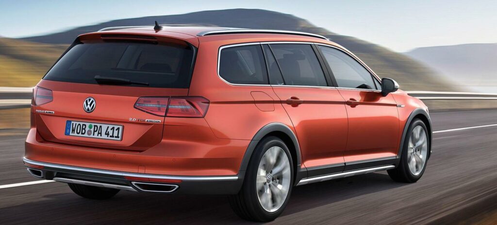 Med högre markfrigång och plastbitar på sidorna ska Volkswagen Passat Alltrack locka svenska tjänstebilister.