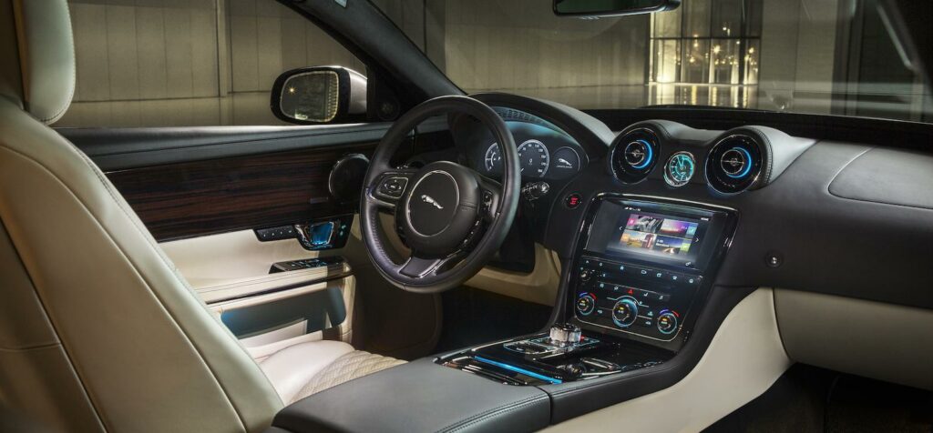 En bilens inredning (AI text)