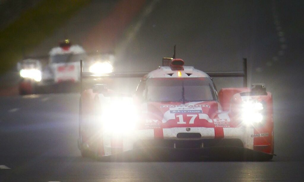 En racingbil kör ner längs banan. (AI text)