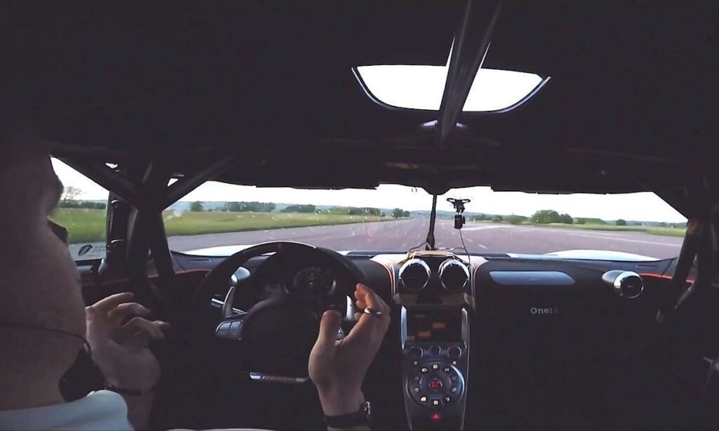 En man kör en bil. (AI text)