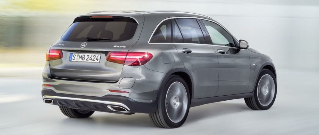 baksidan av en Mercedes GLC SUV (AI text)